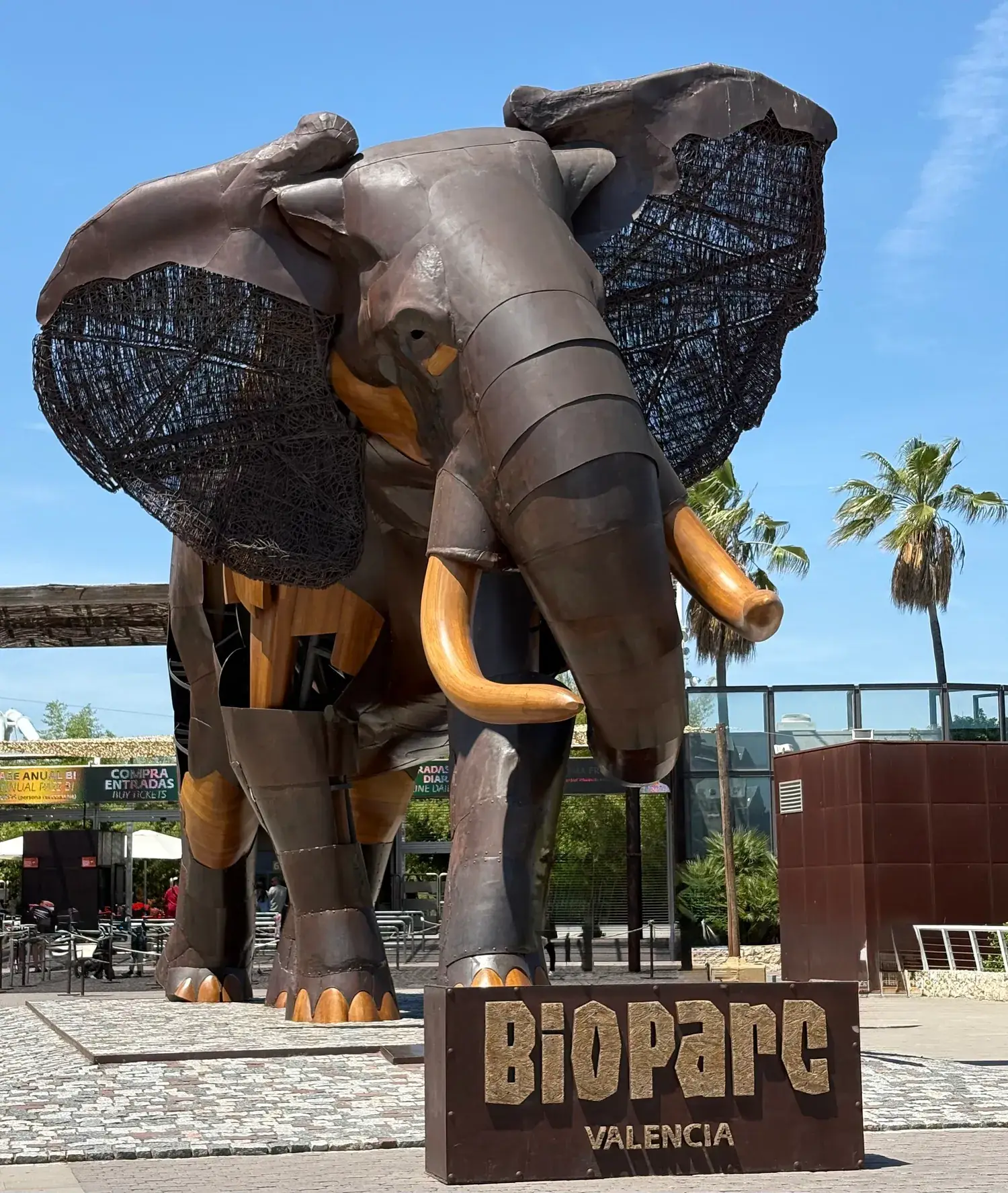 Grande sculpture d’éléphant à l’entrée du Bioparc de Valencia