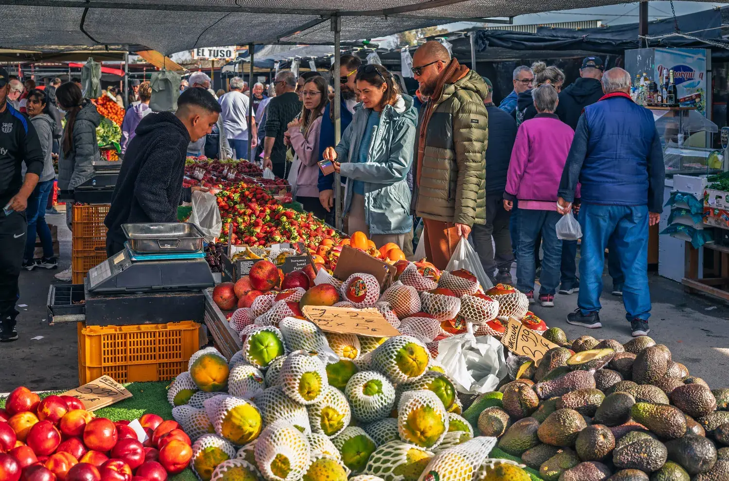 Étal de fruits et légumes colorés au mercadillo de Guardamar del Segura