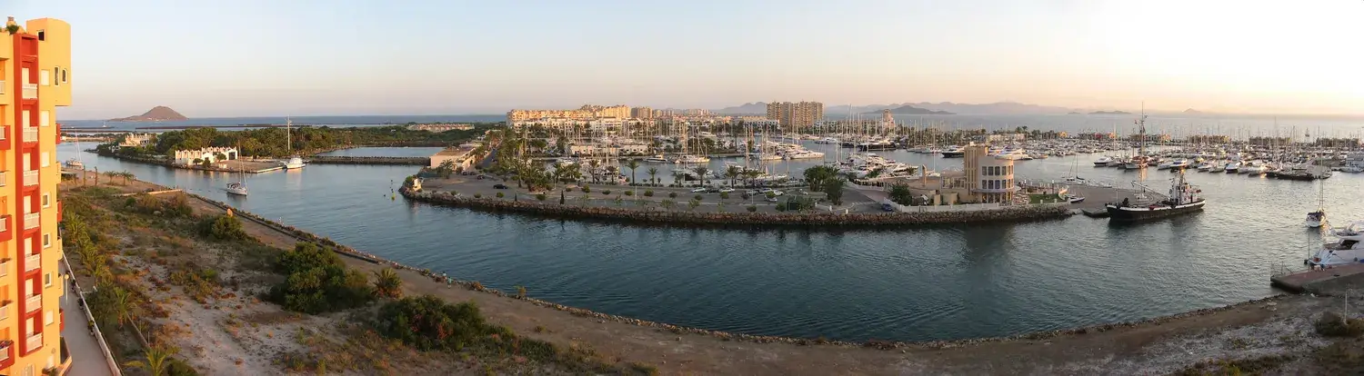 Panorama sur le canal de La Manga et le port Tomás Maestre