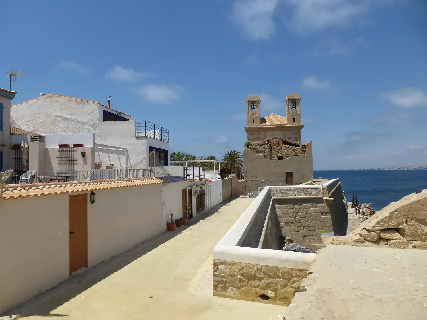 Ruelle de Tabarca avec ses maisons basses et le clocher de l’église