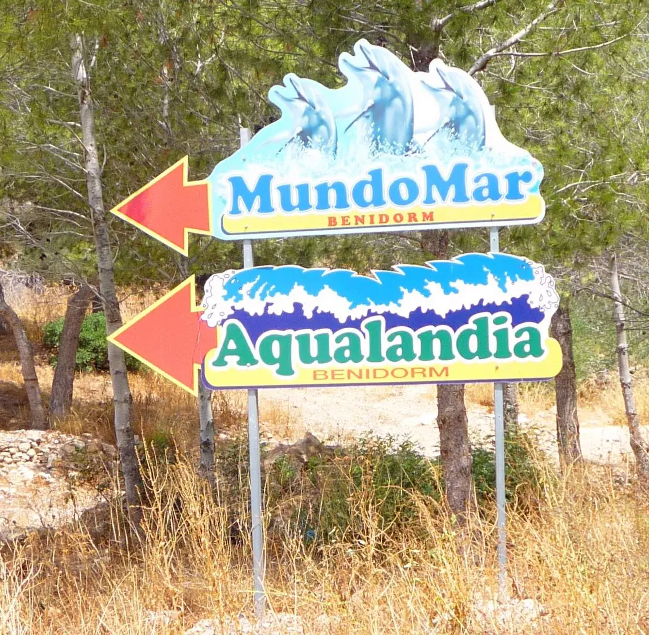 Panneau routier indiquant la direction de Mundomar et d’Aqualandia à Benidorm
