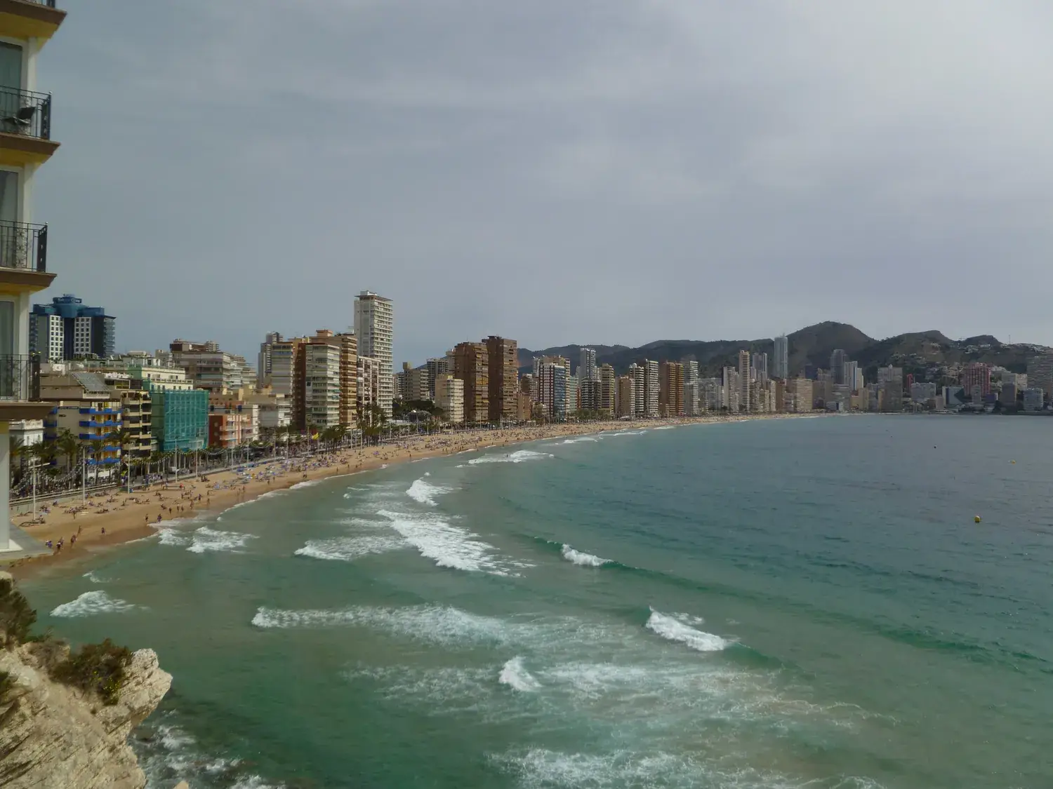 La longue plage de Levante à Benidorm vue depuis la promenade, avec les gratte-ciel