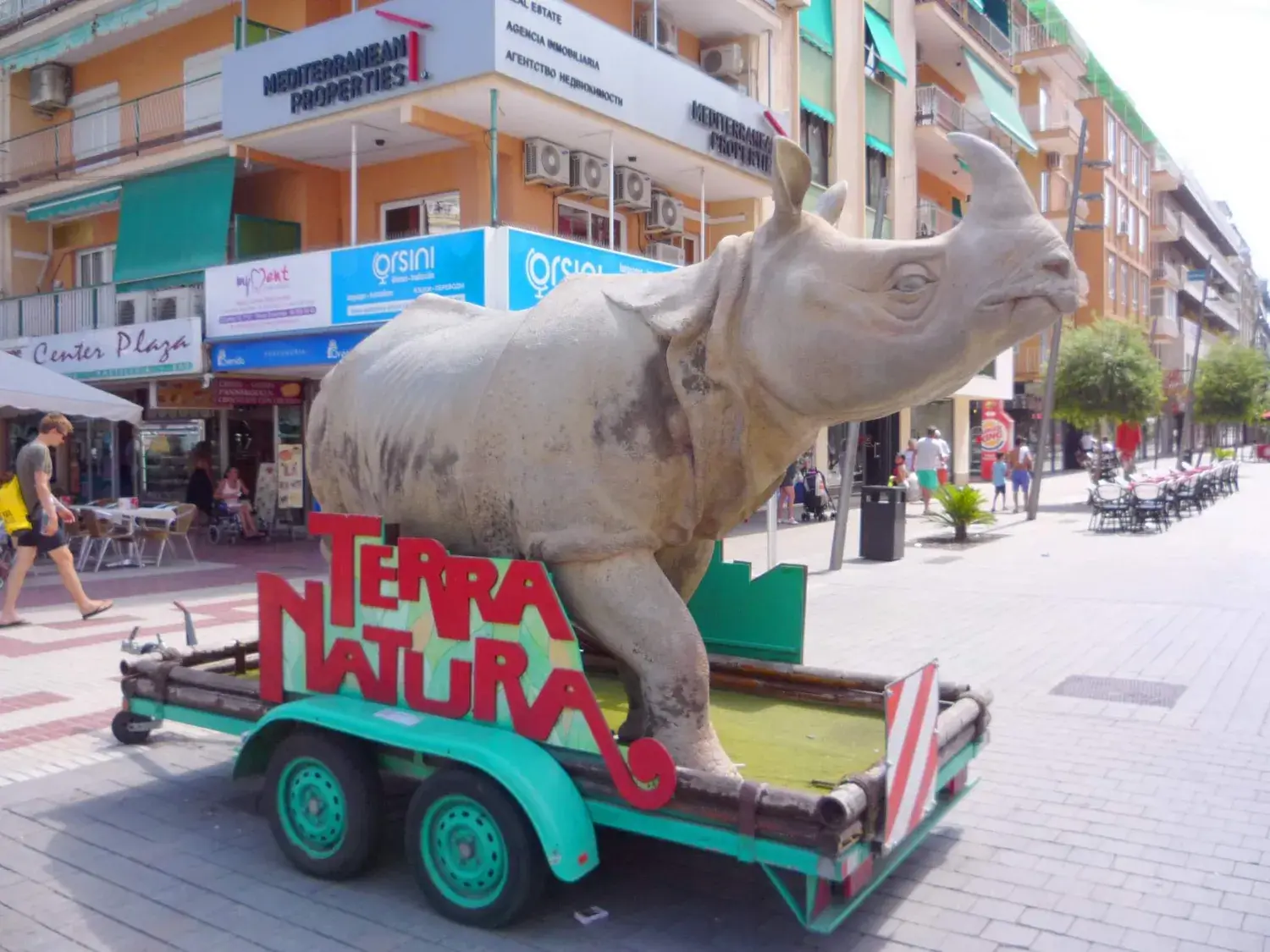 Char publicitaire en forme de rhinocéros aux couleurs de Terra Natura dans une rue de Benidorm