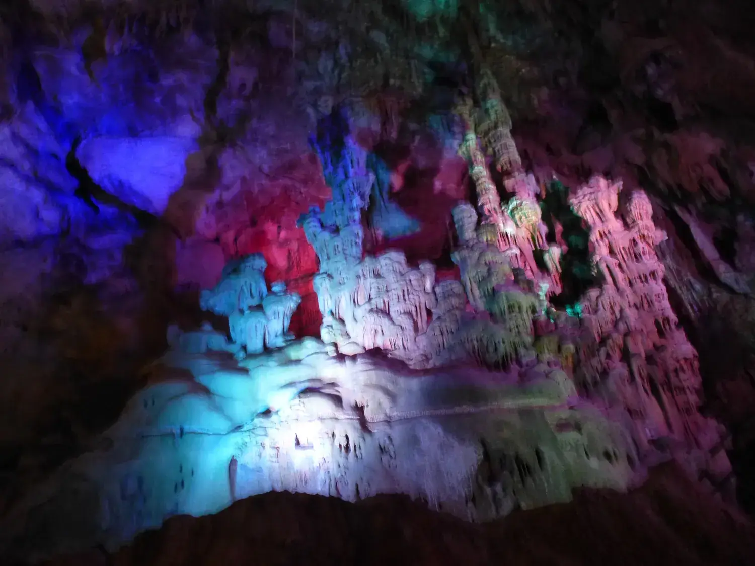 Concrétions colorées par l’éclairage dans les grottes du Canelobre