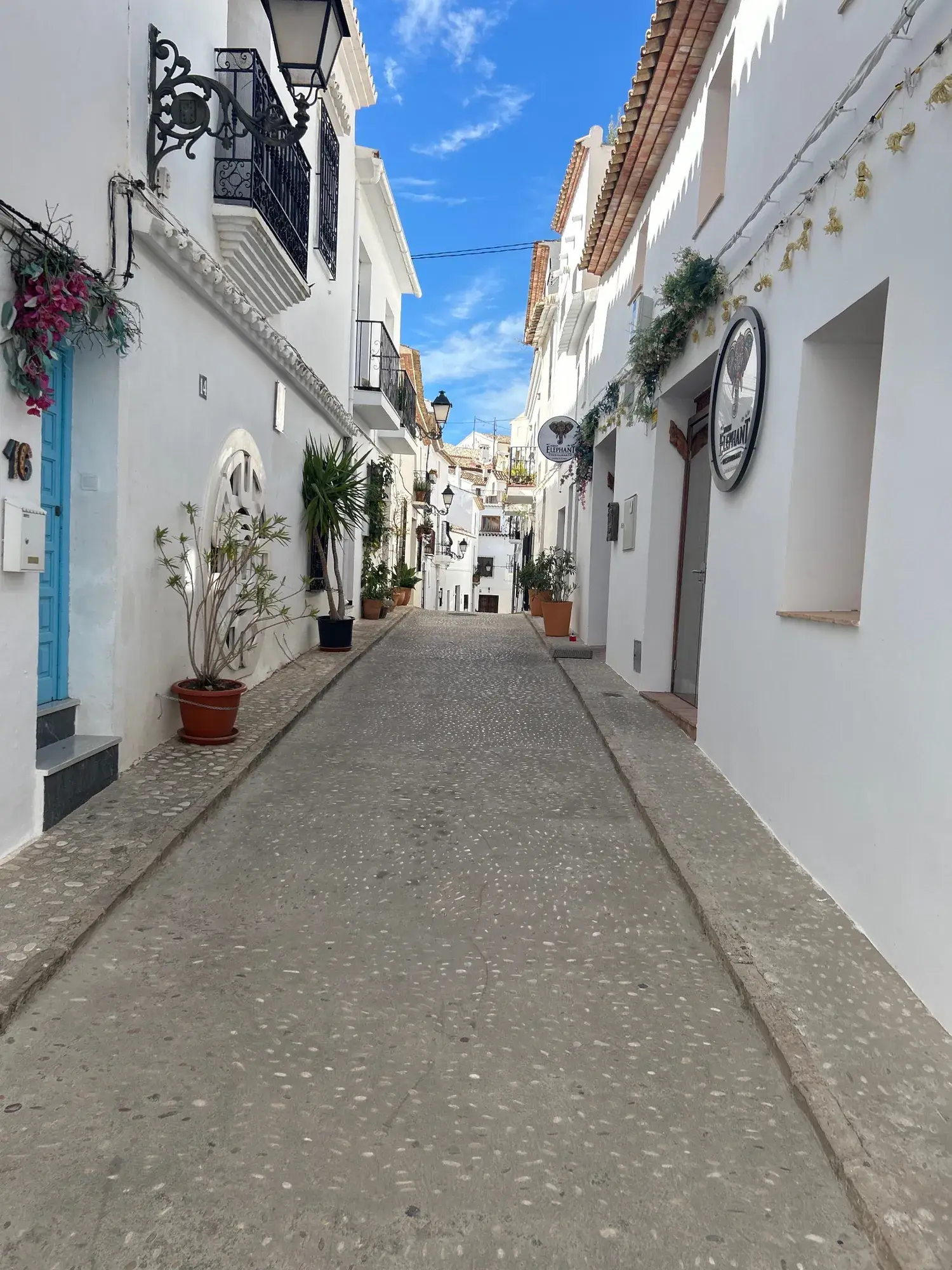 Ruelle pavée de la vieille ville d’Altea bordée de maisons blanches