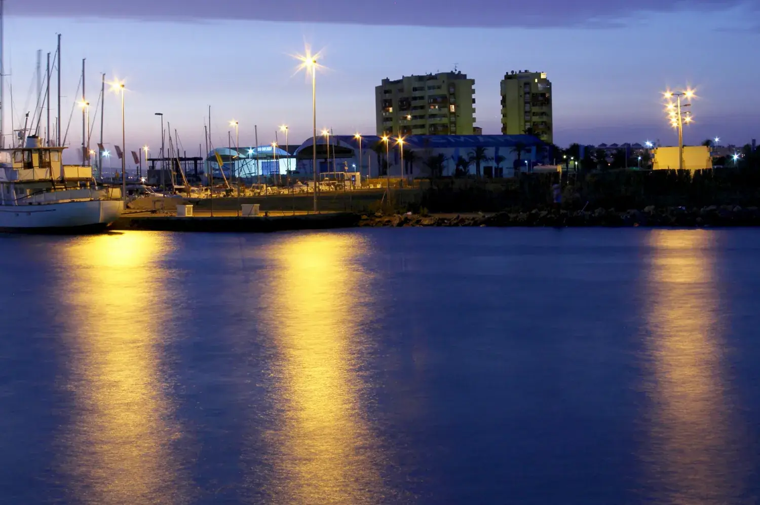 Le port de La Manga illuminé la nuit, reflets sur l’eau