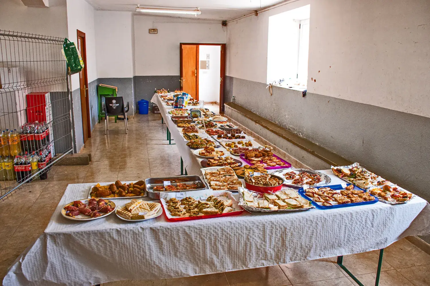 Présentation de tapas variées lors d’un concours, sur un comptoir