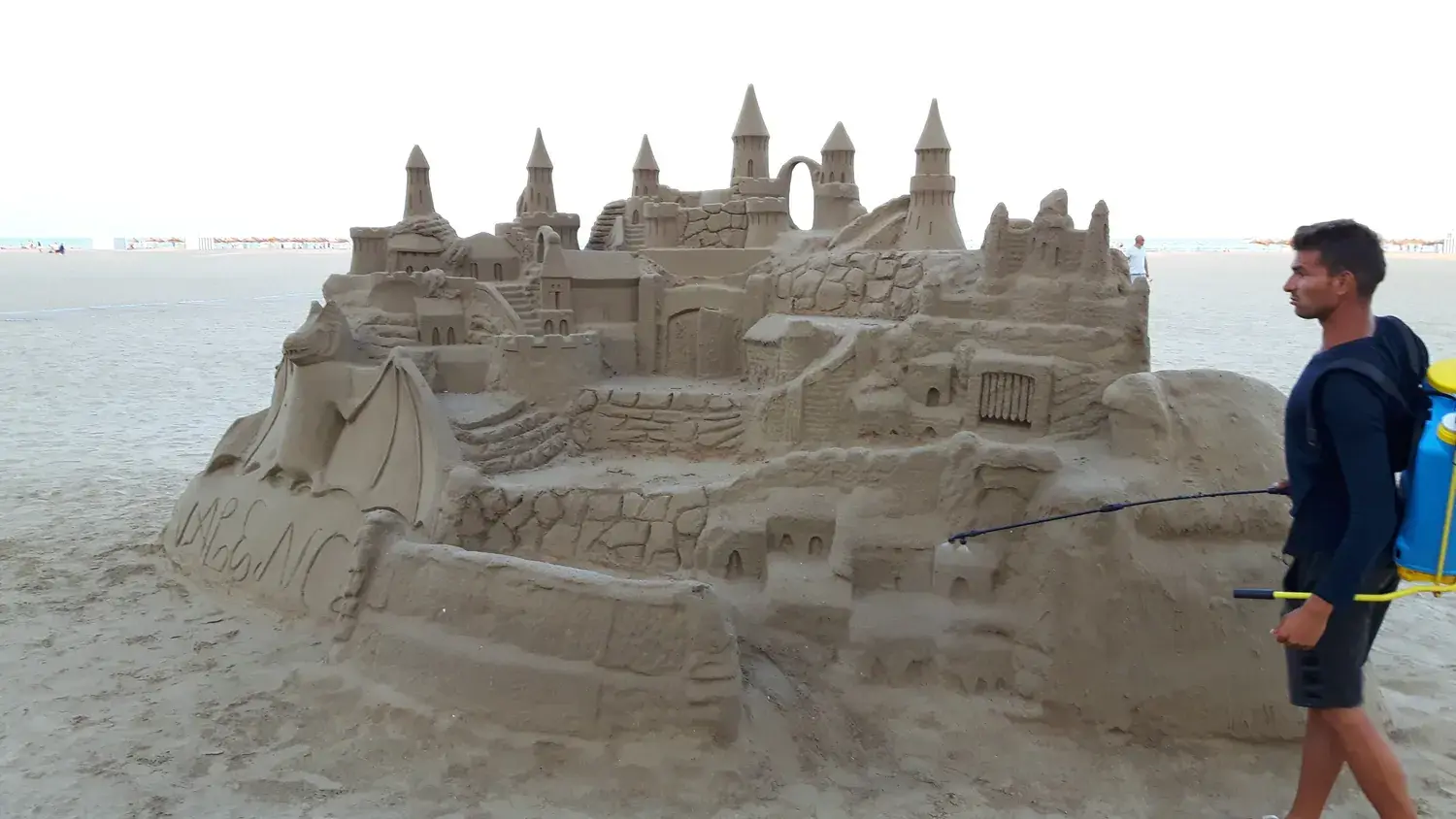 Grand château de sable sculpté sur la plage de la Malvarrosa