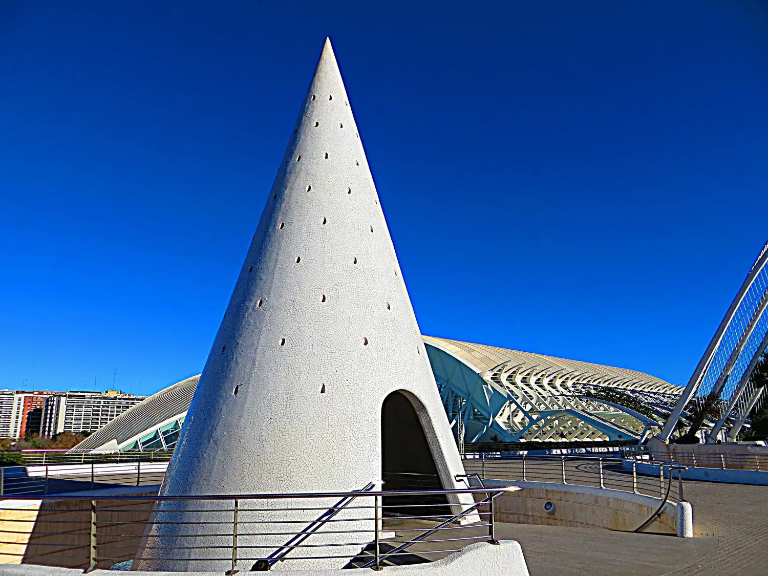 Sculpture conique blanche sur le parvis de la Cité des Arts et des Sciences