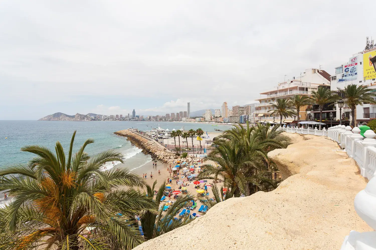 La longue plage de Poniente à Benidorm, avec ses tours et la mer turquoise