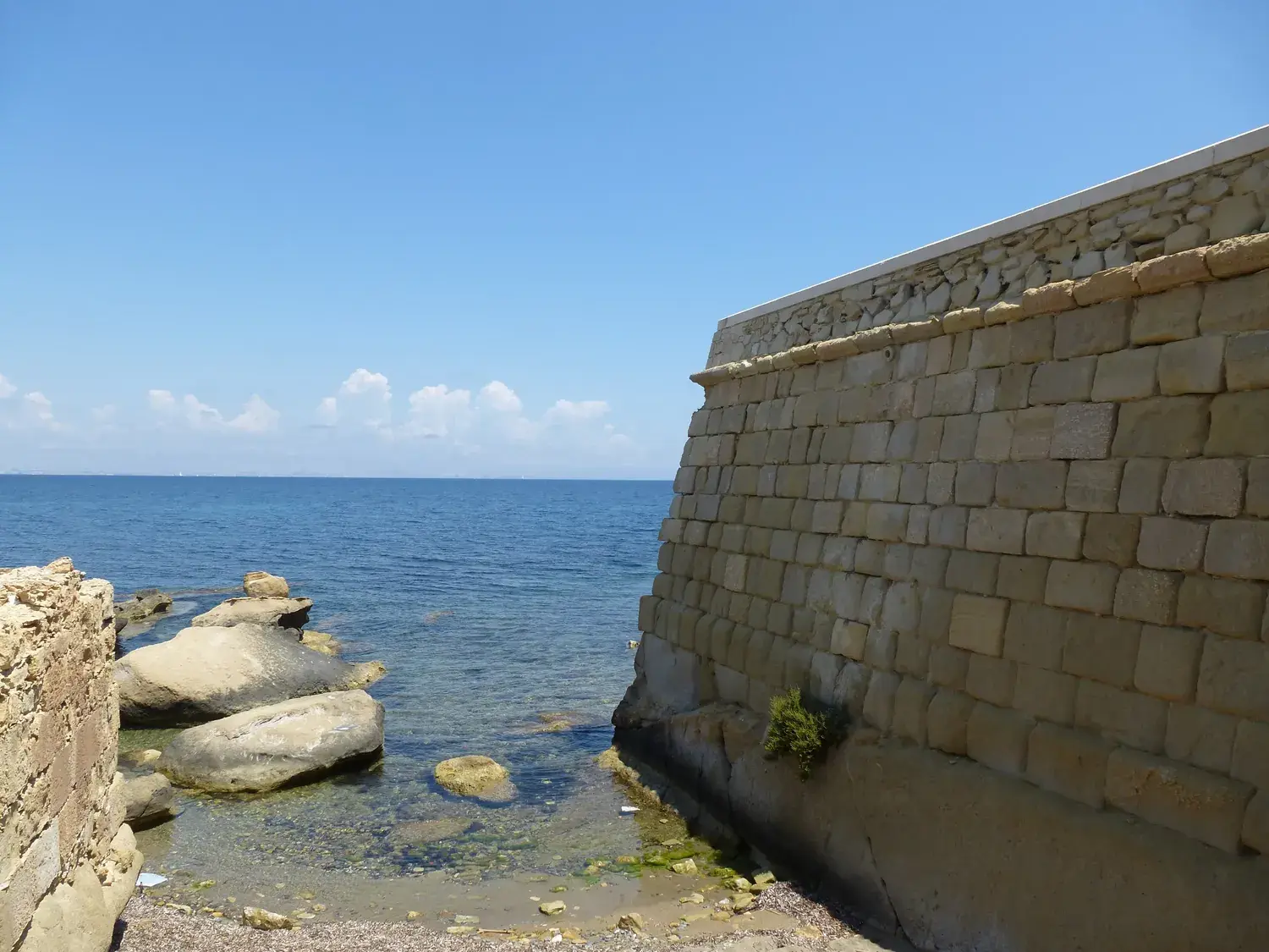 Les remparts de pierre de Tabarca plongeant dans une mer claire