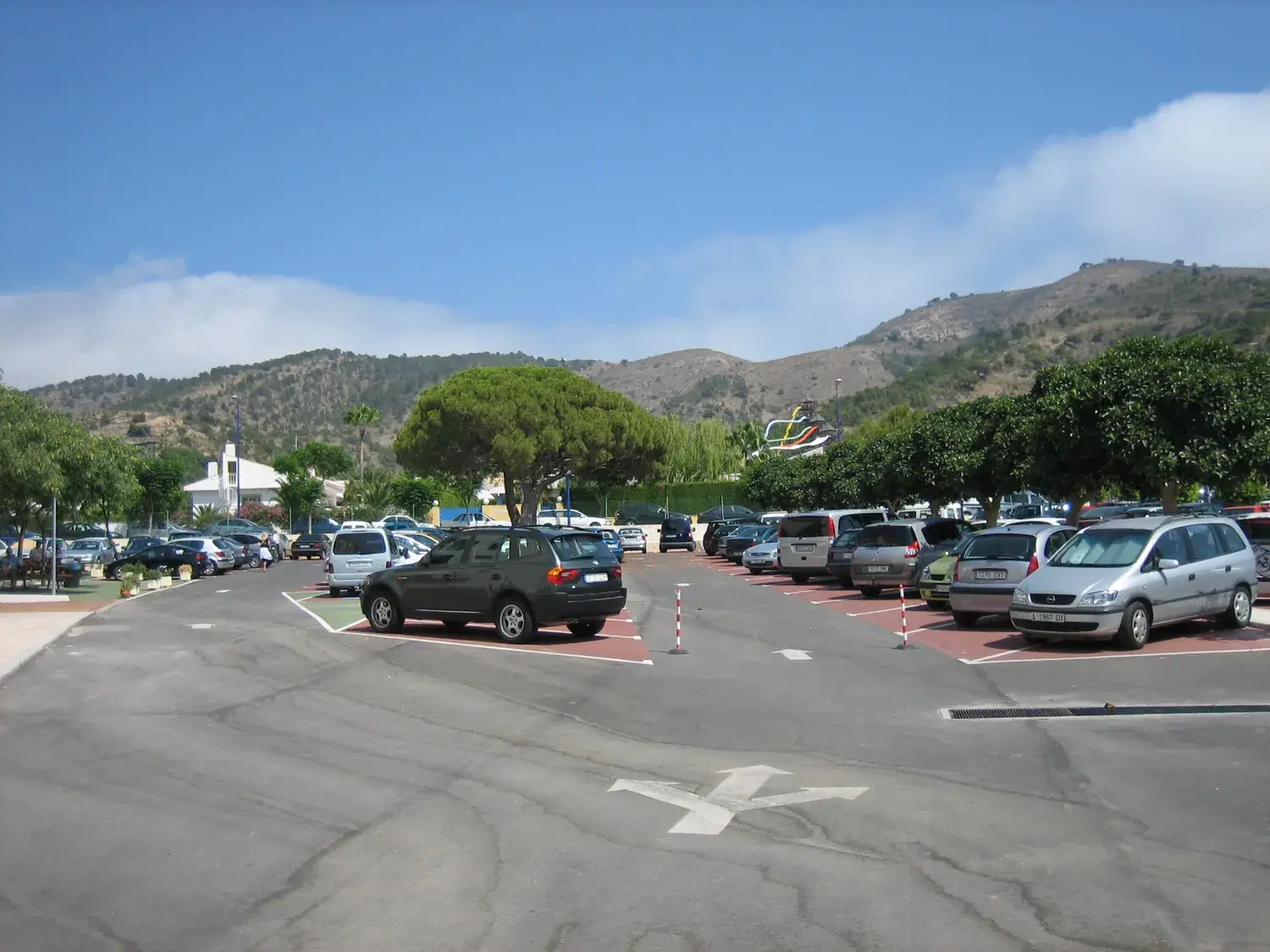 Grand parking arboré d’Aqualandia avec la Serra Gelada en arrière-plan