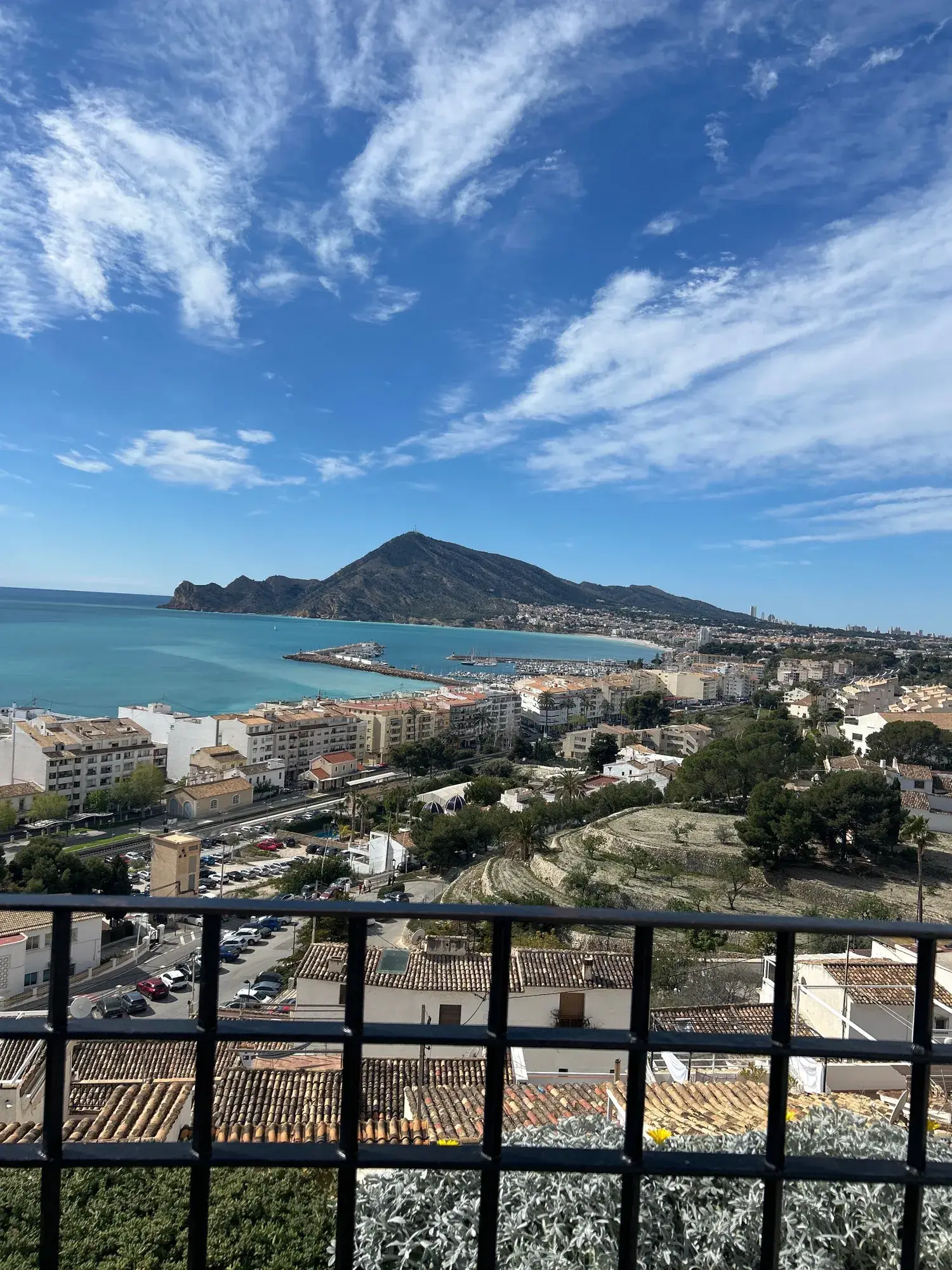 Vue panoramique sur la baie d’Altea et les montagnes depuis le belvédère