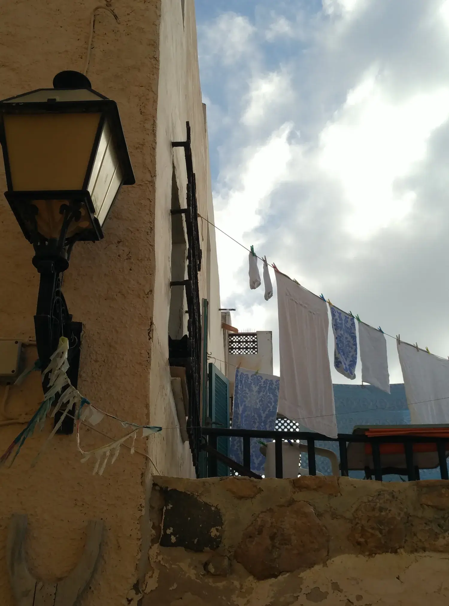 Linge coloré séchant dans une ruelle ensoleillée de Tabarca
