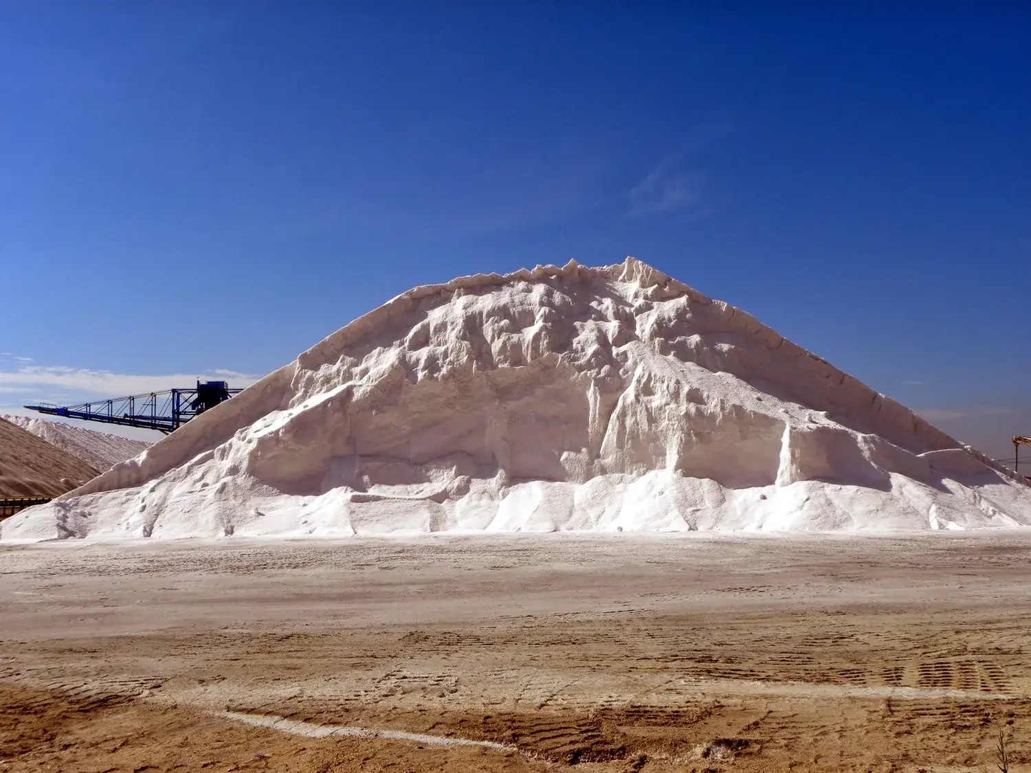 Grande montagne de sel blanc au bord des salines de Santa Pola