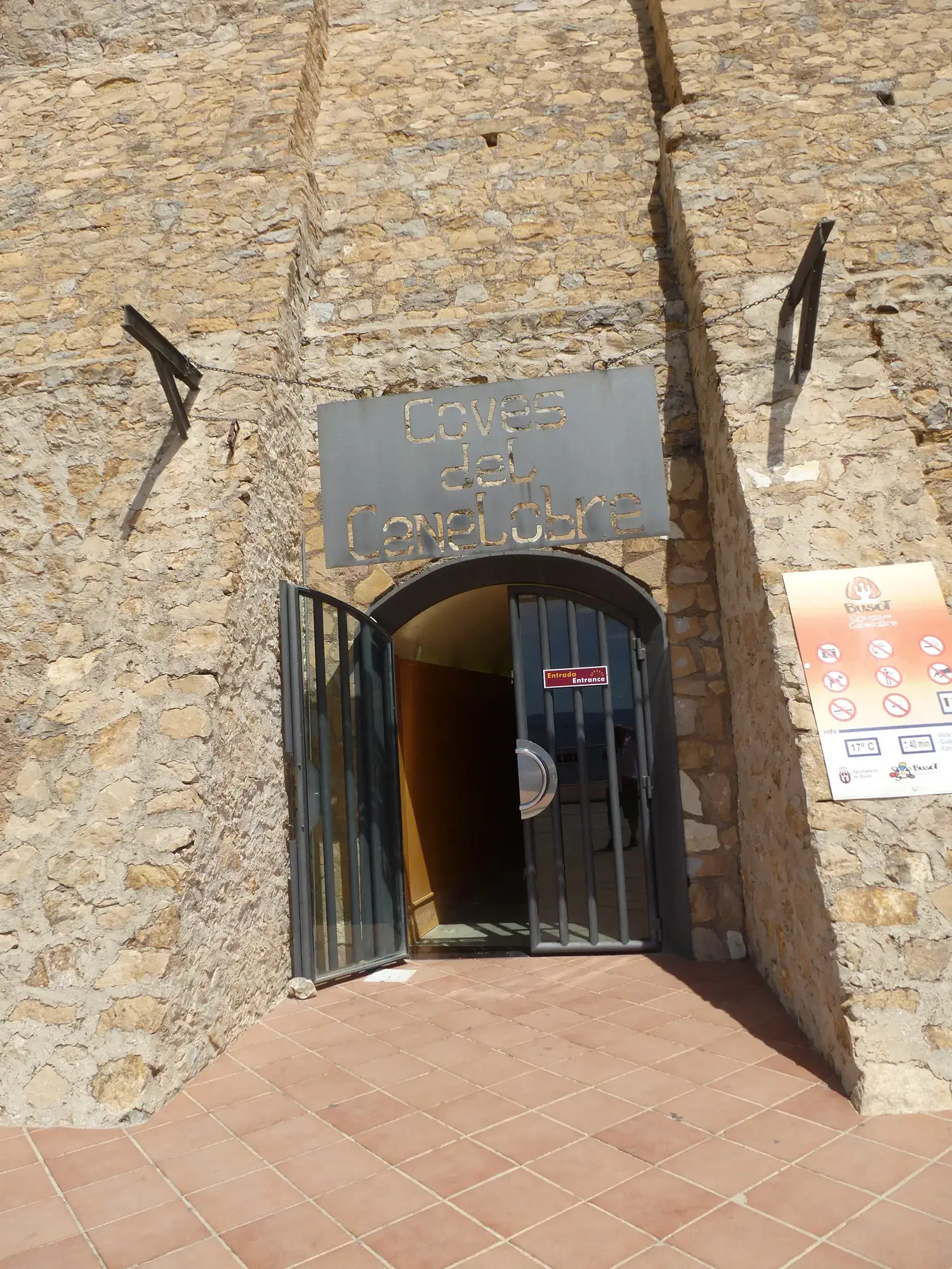 Entrée des grottes du Canelobre creusée dans la roche, avec une grille