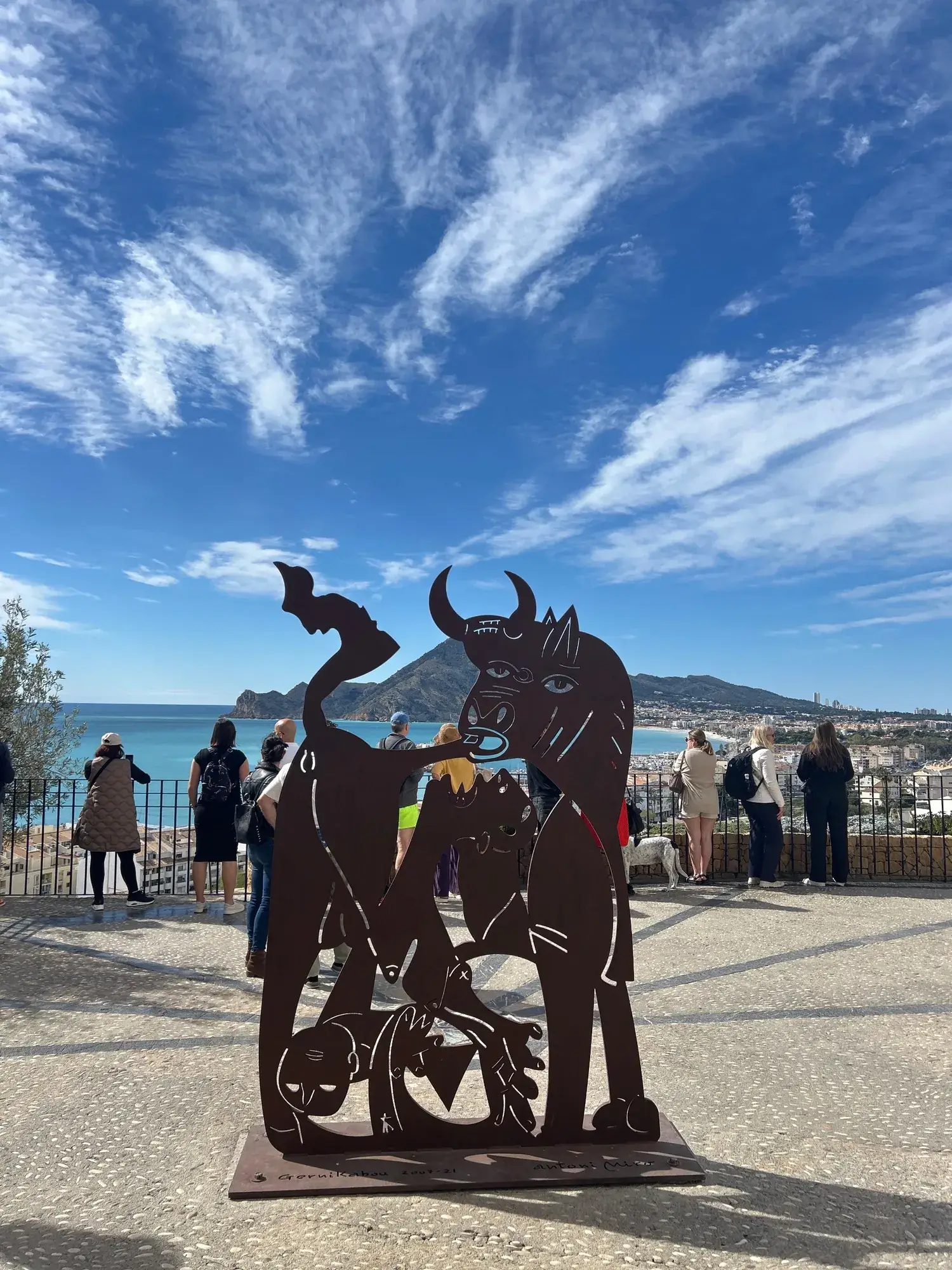 Sculptures métalliques sur le belvédère d’Altea avec la mer en arrière-plan