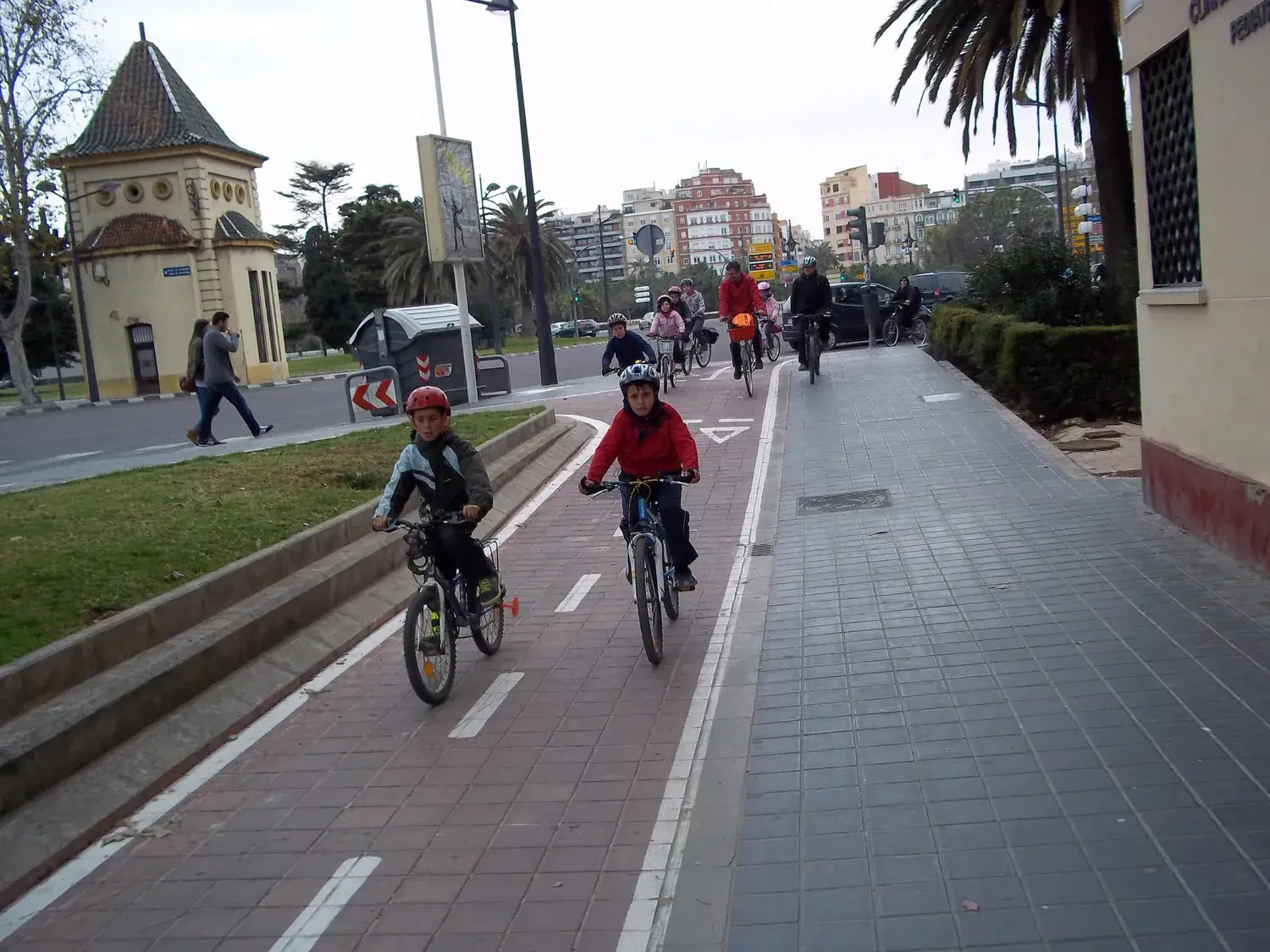 Familles à vélo sur la piste cyclable du jardin du Turia à Valencia