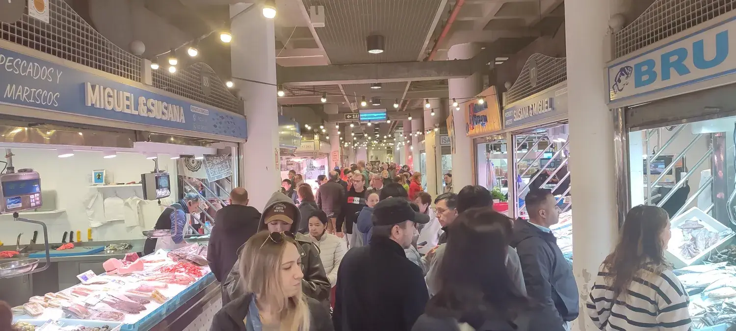 Foule animée entre les étals du marché central d’Alicante