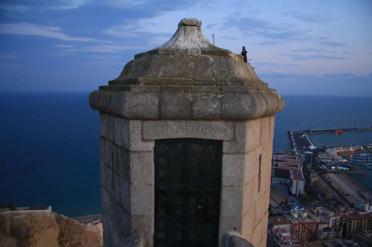 Échauguette en pierre des remparts d’Alicante surplombant le port