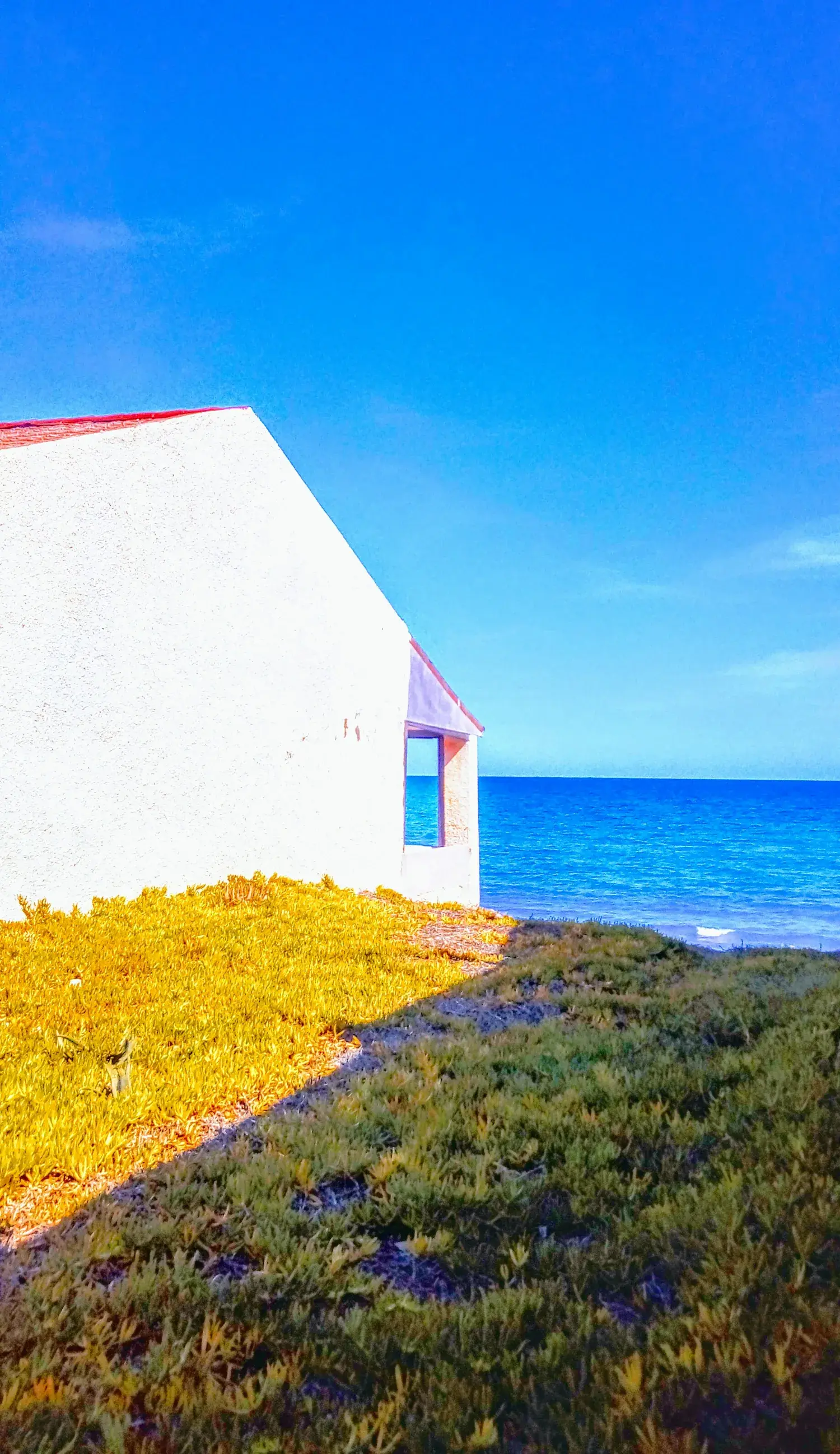 Petite maison blanche au bord de la plage de la Babilonia à Guardamar