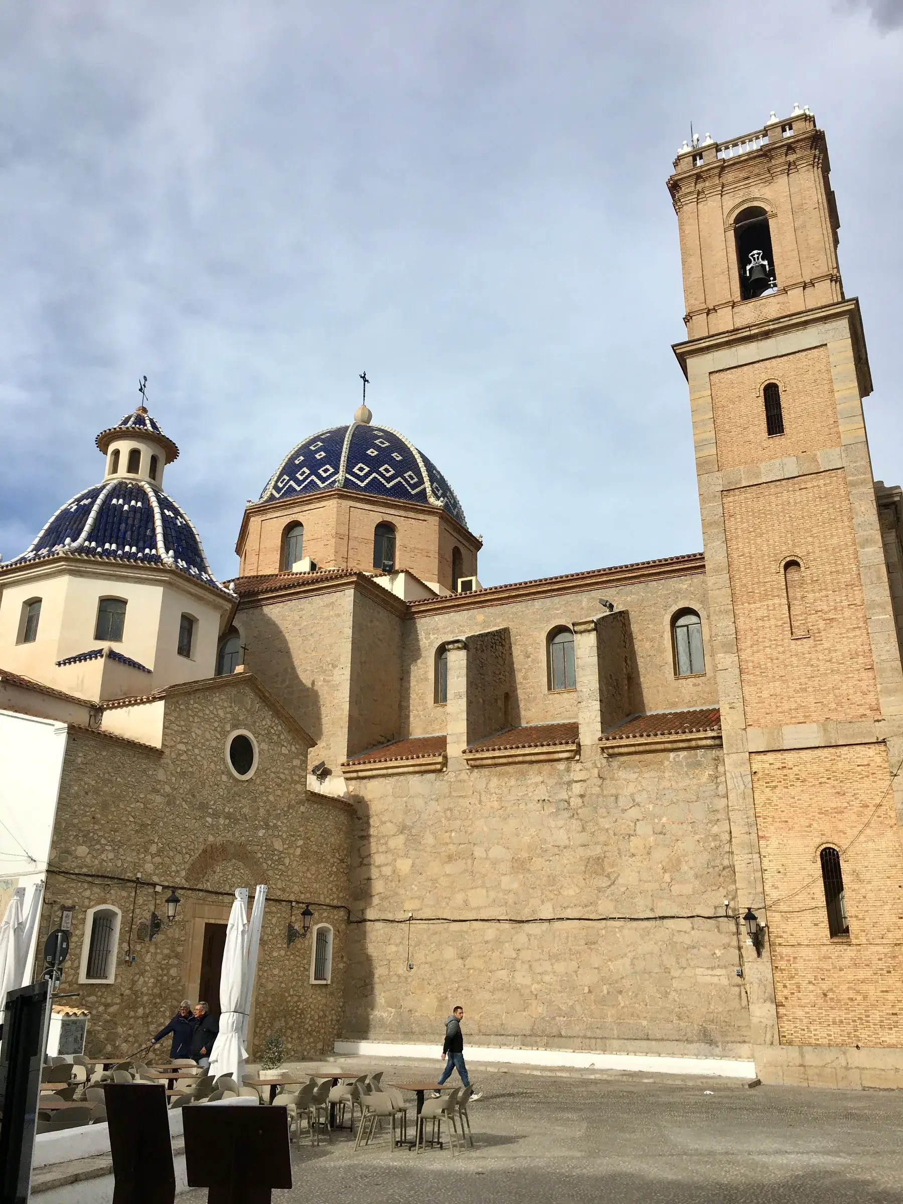 Les coupoles de céramique bleue et blanche de l’église d’Altea sous un ciel lumineux