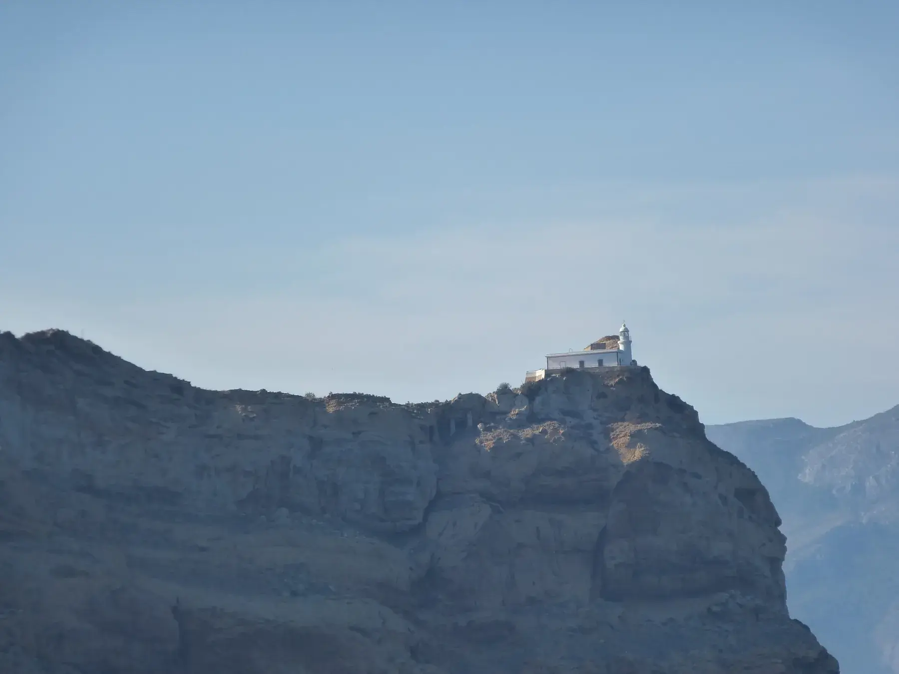 Le phare de l’Albir perché sur les falaises de la Serra Gelada au-dessus de la mer