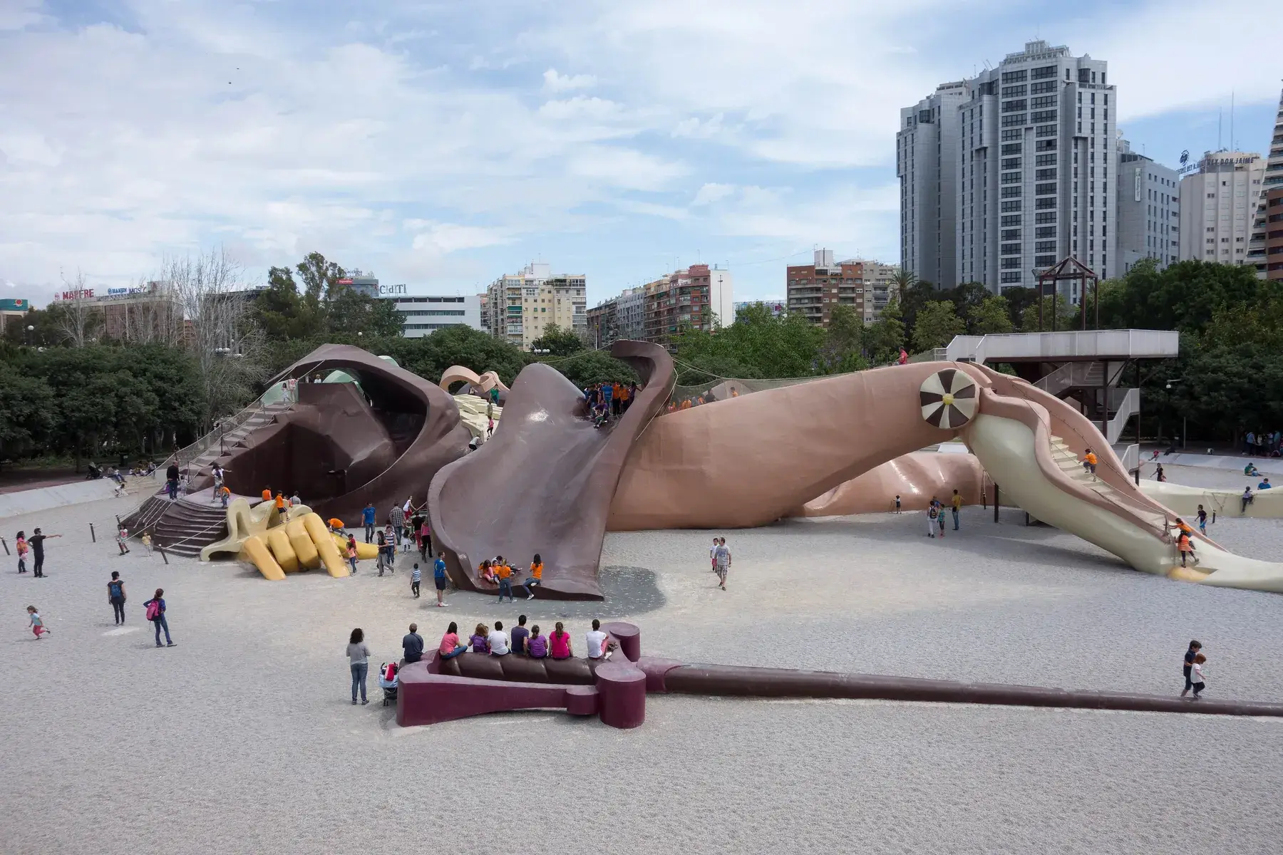 Enfants escaladant le géant Gulliver couché dans le parc du jardin du Turia à Valencia