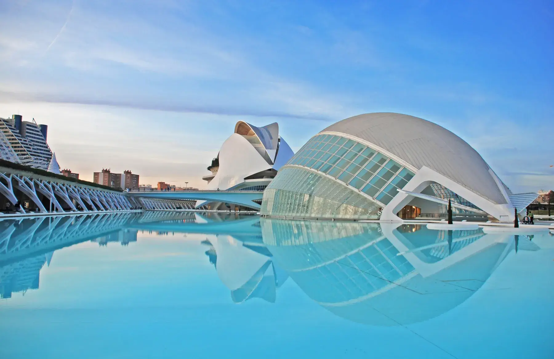 L’Hemisfèric de la Cité des Arts et des Sciences se reflétant dans un bassin sous un ciel bleu