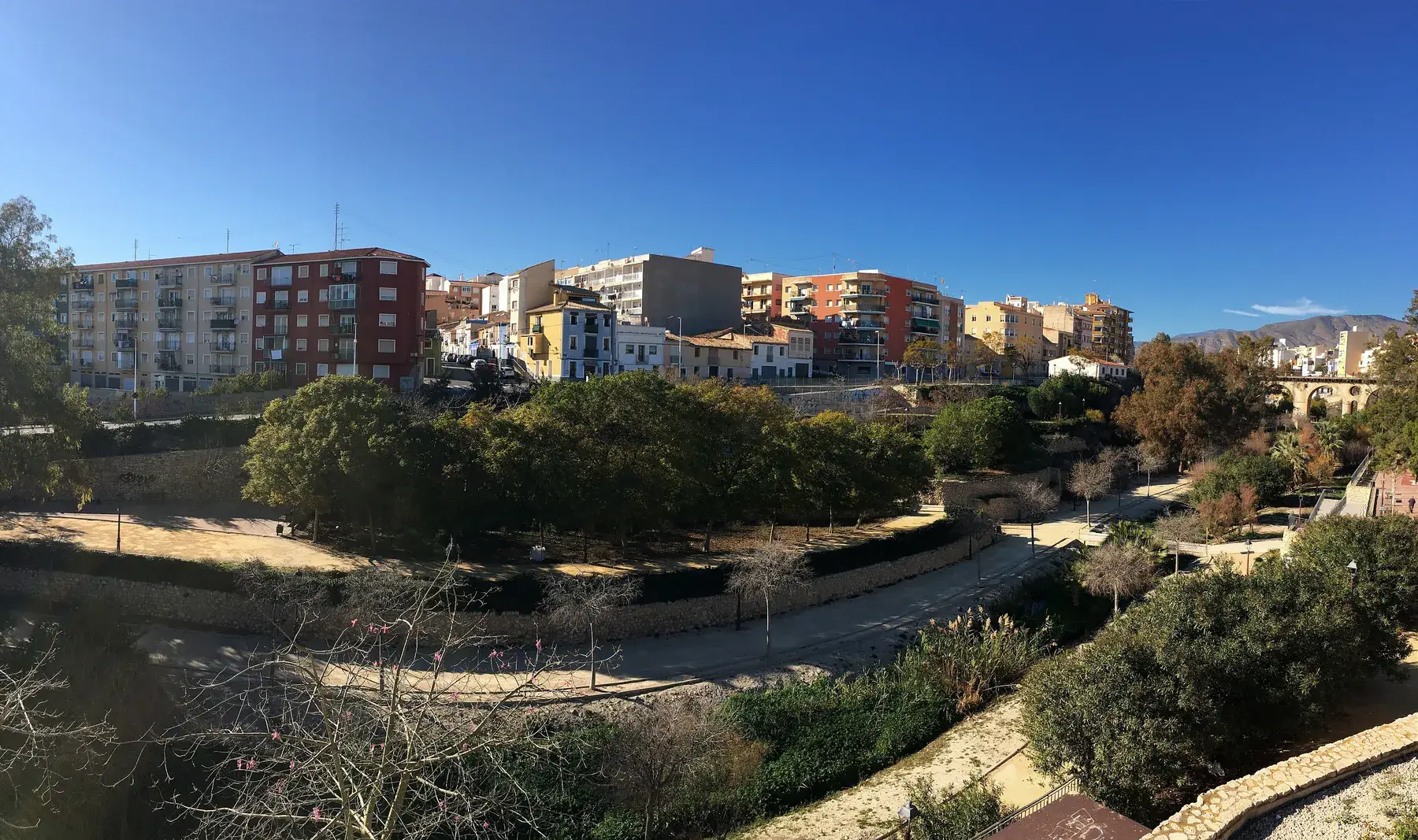 Les maisons aux façades colorées de Villajoyosa alignées au bord de la rivière et de la mer