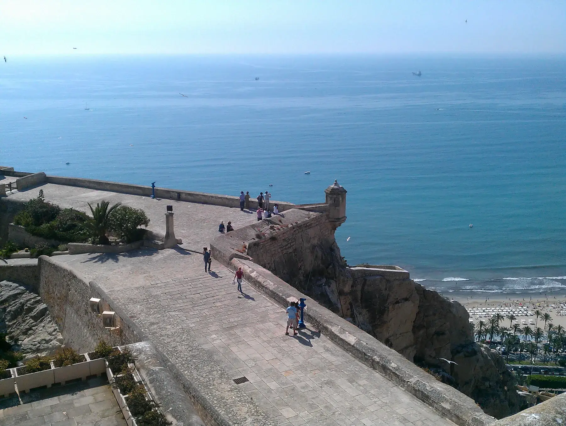 Les remparts du château de Santa Bárbara dominant la mer et la plage d’Alicante