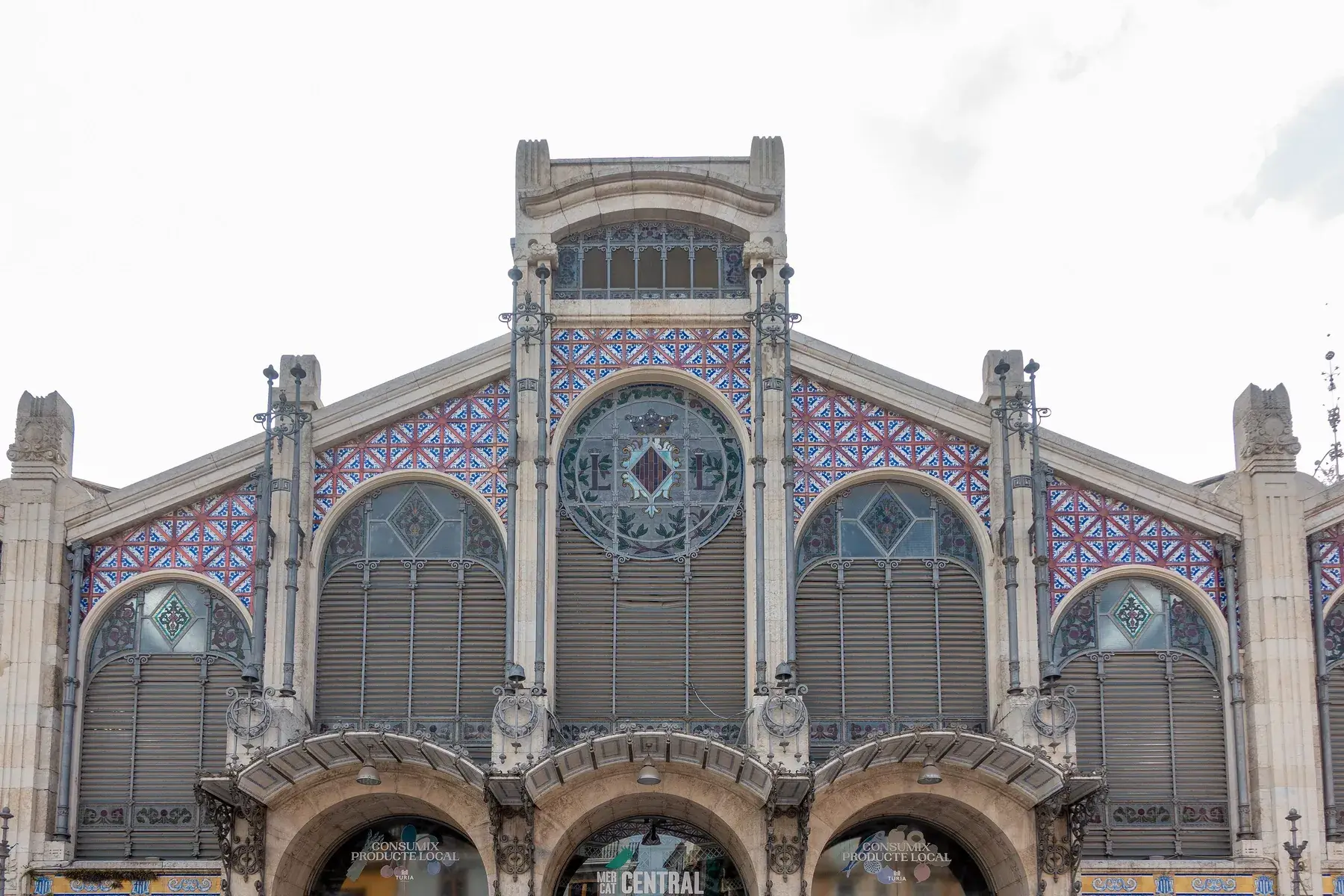 La façade moderniste du Mercado Central de Valencia avec ses vitraux et ses céramiques
