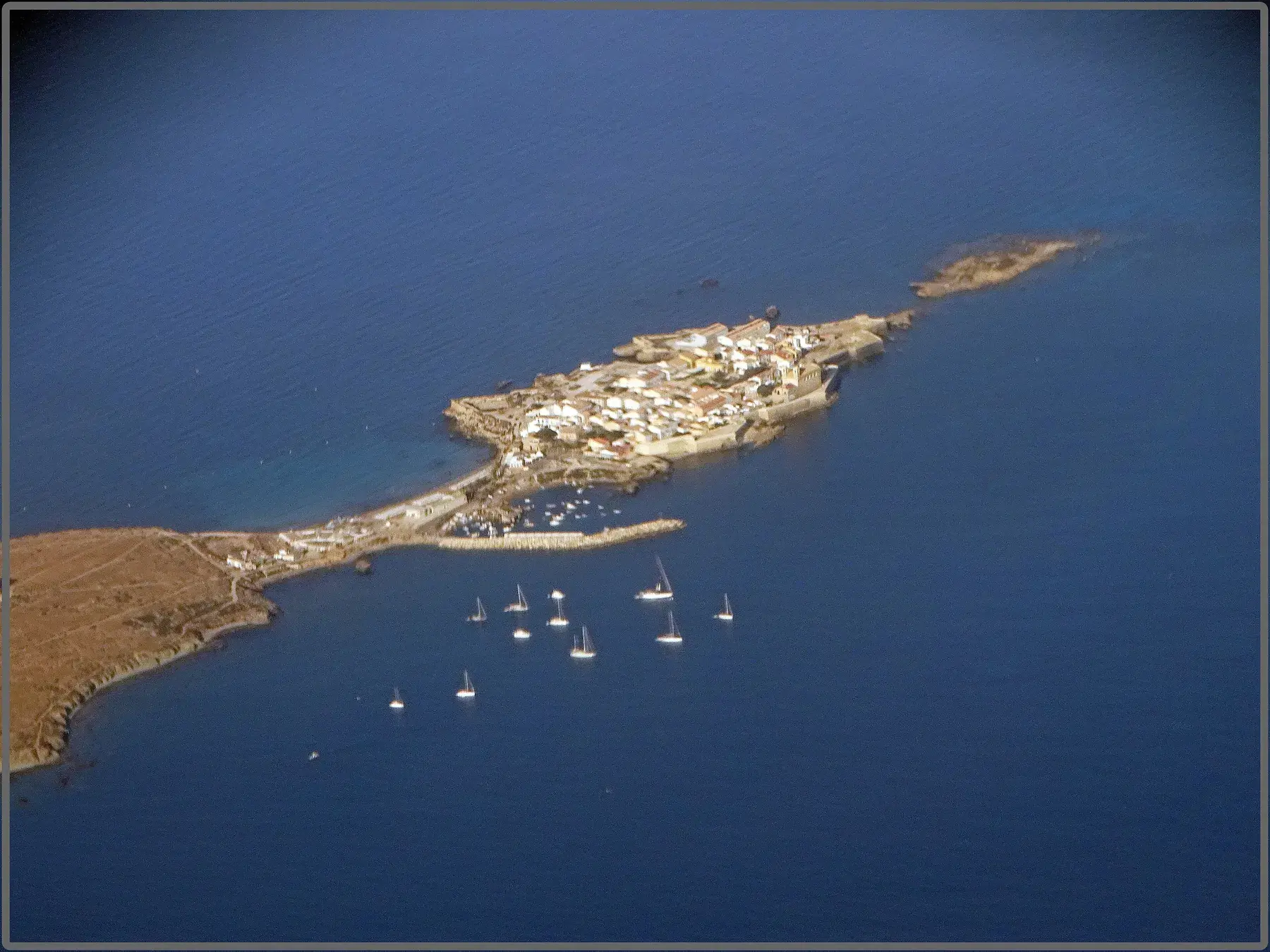 Vue aérienne de l’île de Tabarca, étroite et plate, entourée d’eau bleu profond