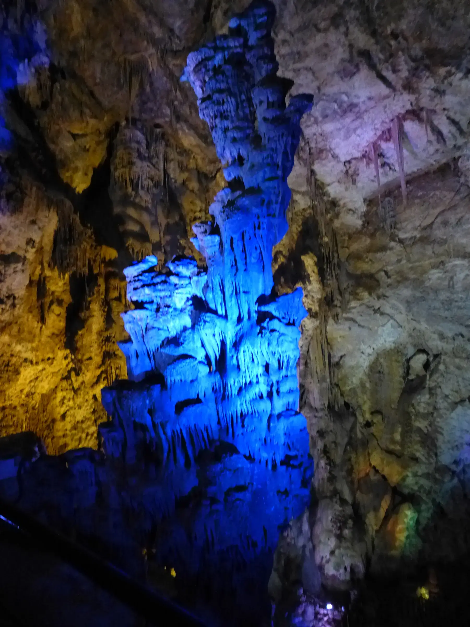 Stalactites et concrétions illuminées de bleu dans la grande salle des grottes du Canelobre