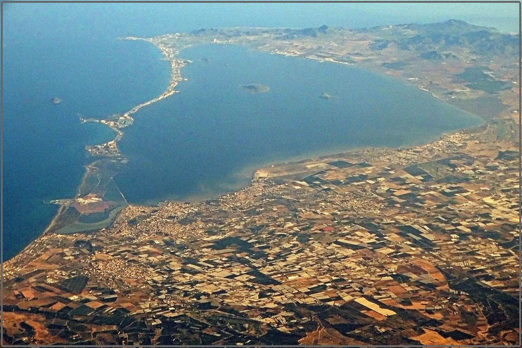 Vue aérienne de la Mar Menor et de la bande de terre de La Manga qui la sépare de la Méditerranée