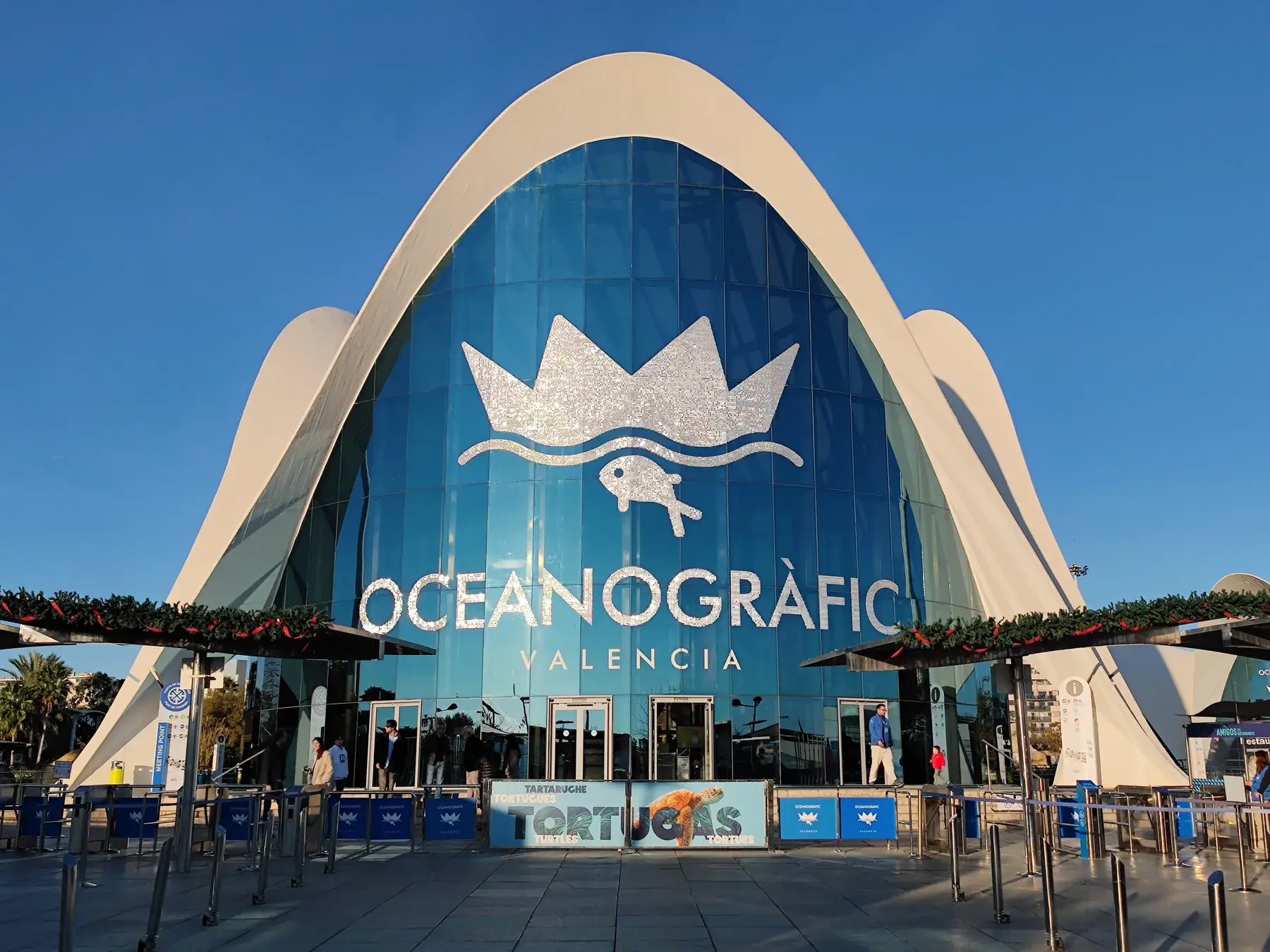 Entrée de l’Oceanogràfic de Valencia et son grand bâtiment en forme de voiles blanches
