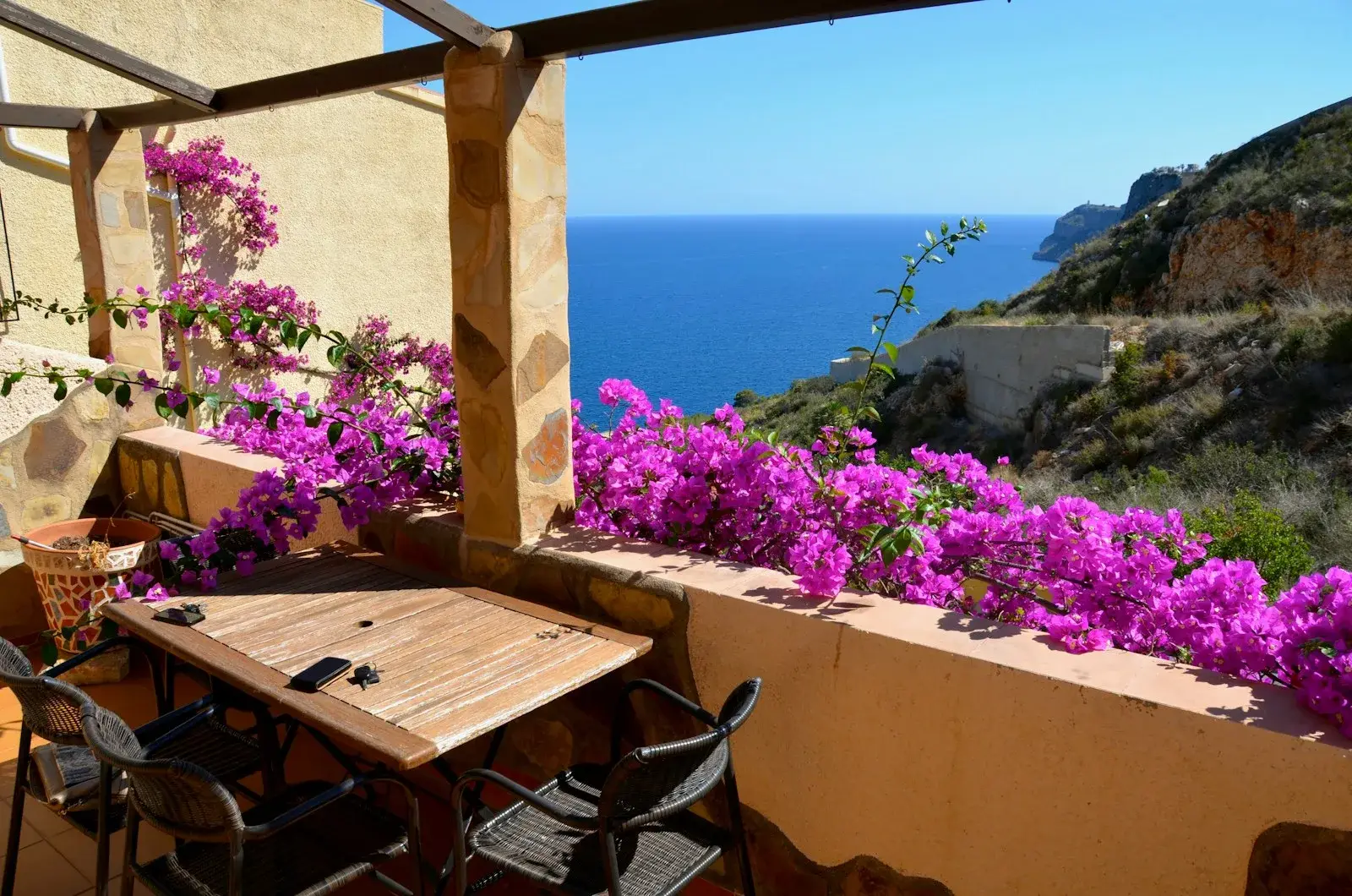 Terrasse fleurie de bougainvilliers avec vue sur la Méditerranée