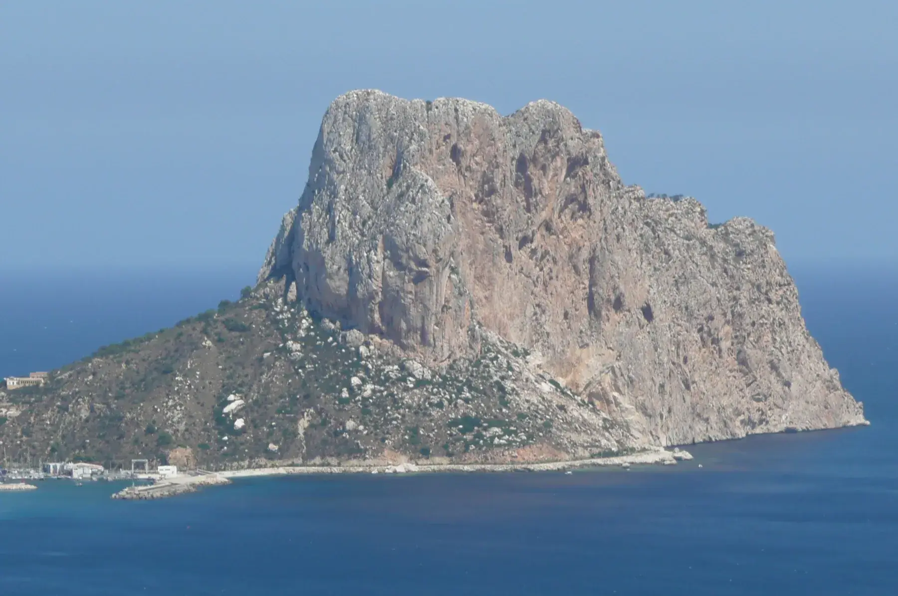 Le Peñón de Ifach, énorme rocher calcaire posé sur la mer à Calpe